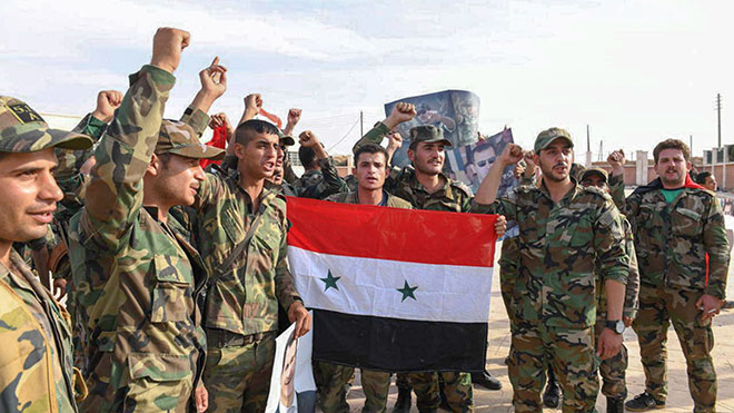 قوات الجيش السوري بعد انتشارها في مدينة منبج السورية الشمالية